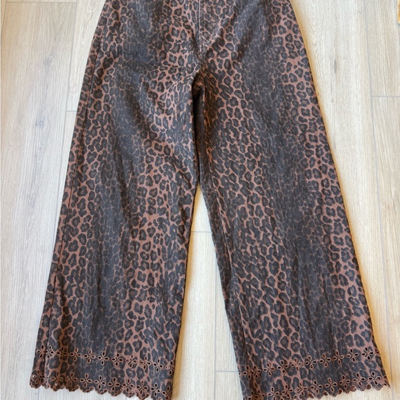 Anthro Entro Leopard Print
Wide Leg Jeans Size L NWT
Eyelet Hem Statement Denim - Picture 5 of 13